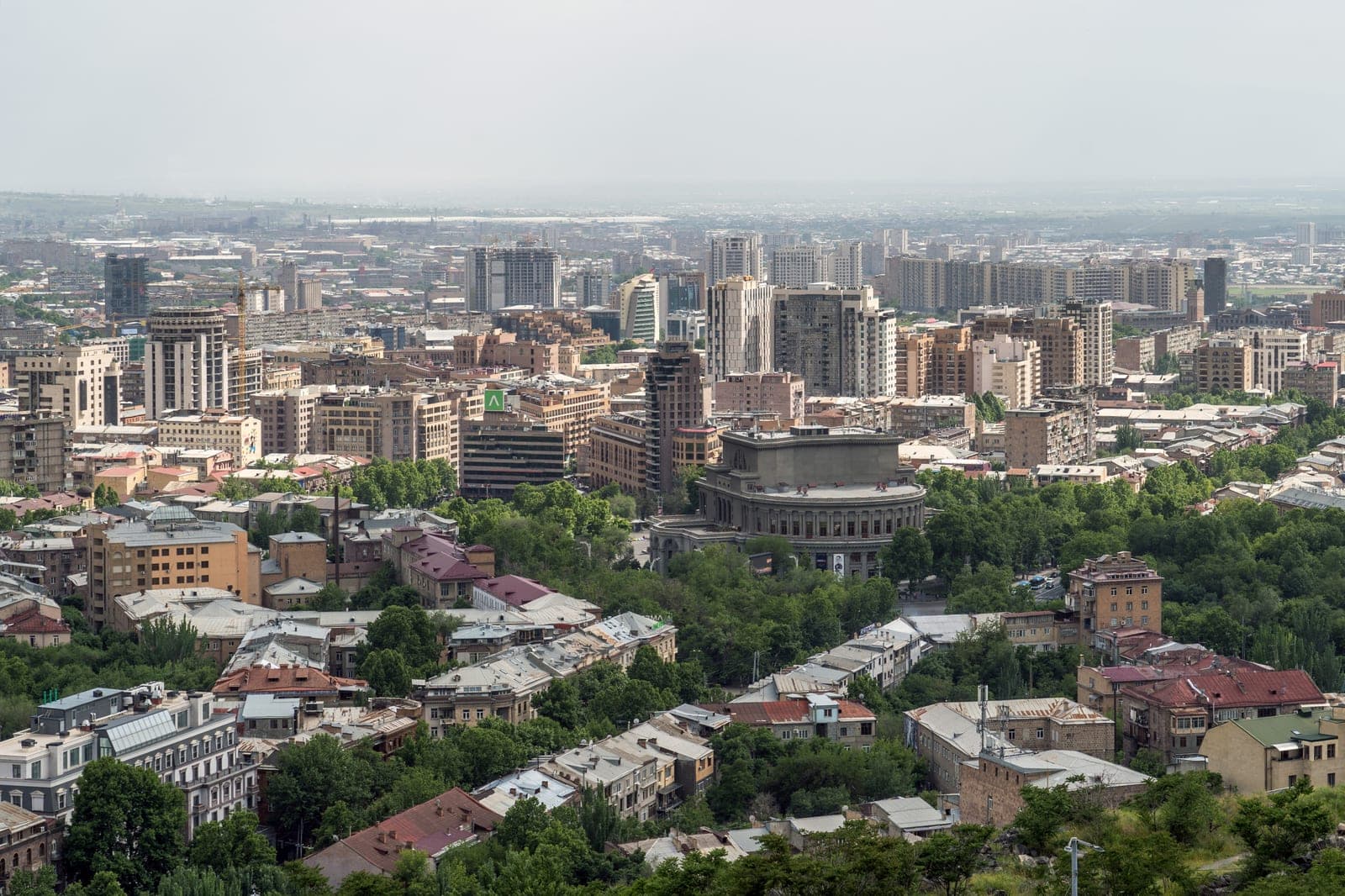Երևանի կենտրոնը Հաղթանակի զբոսայգուց, 2025 թ. մայիս. քաղաքը մշուշի մեջ